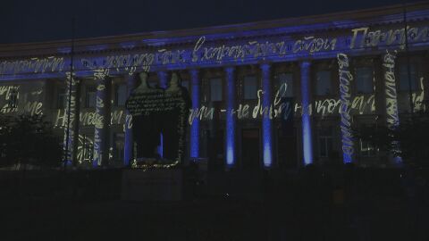 Снимка: В навечерието на 24 май: Светлинно шоу върху фасадата на Националната библиотека (ВИДЕО)