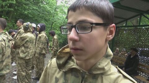 Снимка: 14-годишният Давид от Русия: По-лесно се стреля с пистолет, отколкото с автомат