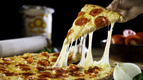Снимка: ИИ на Google съветва: Залепете сиренето върху пицата с лепило, яжте камъни