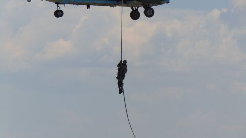 Снимка: Военни с вертолет „Кугар“ транспортираха тежко пострадал край Седемте рилски езера