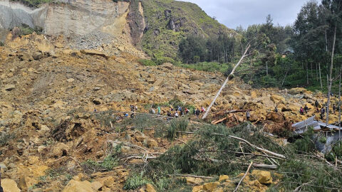 Снимка: Близо 670 души са погребани от свлачището в Папуа Нова Гвинея