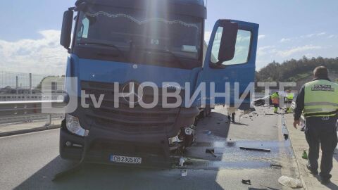 Снимка: Тежка катастрофа между кола и тир край Мездра (СНИМКИ)
