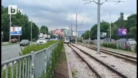 Снимка: Автомобил върху релсите на бул. "България" в София спря движението на трамваите (ВИДЕО)