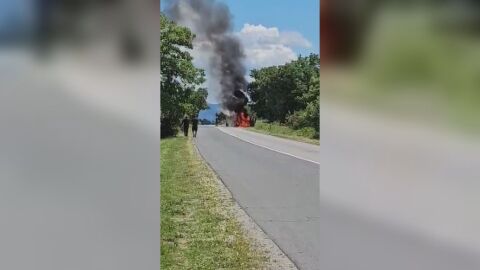 Снимка: Бус с газова уредба се запали на пътя за град Твърдица (ВИДЕО)