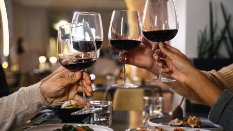 Снимка: Без телефон в ресторанта: Получаваш бутилка вино като награда