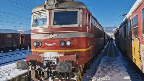 Снимка: Заради инцидент на жп линията: Пътнически влак престоява в гара София