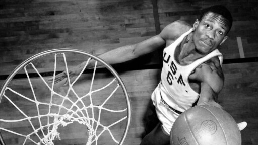 НБА вади от употреба номера на Бил Ръсел