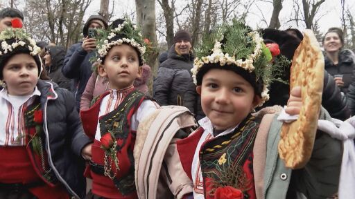 Уникален обичай: Всяка година в първия ден на Коледа оживява традицията на танцуващите коледари