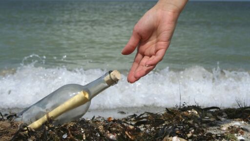 Най-старото писмо в бутилка изплува на брега след 150 години в морето