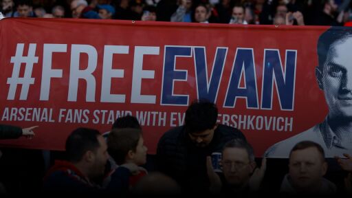 Феновете на Арсенал зоват: Той трябва да е на трибуните, а не в руски затвор