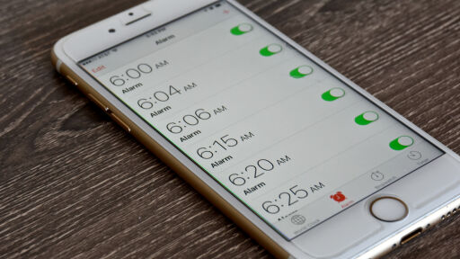 Apple работи за отстраняване на тревожен проблем: Алармата на iPhone не звъни 