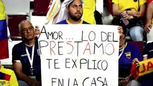 Еквадорец с плакат стана хит: Любов, ще ти обясня за заема вкъщи