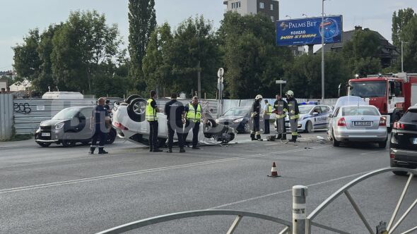 Кола се обърна по таван на 
