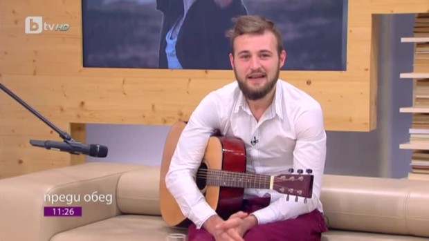 Снимка: Певецът Ангел Ковачев с дебютен албум