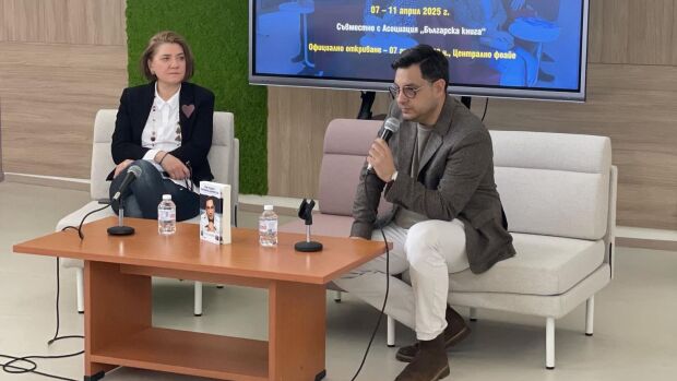 Снимка: Светослав Иванов и Георги Тошев с участие в Университетската седмица на книгата...