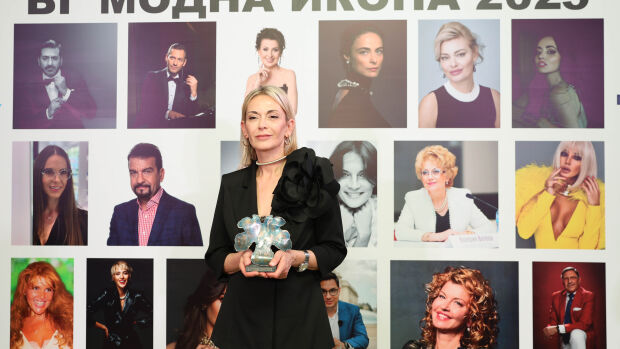 Снимка: Desislava Mincheva receives an award at BG Fashion Icon 2025