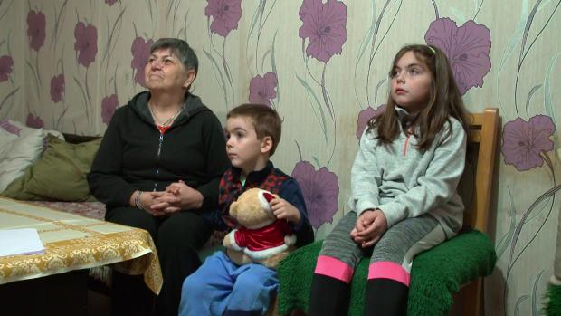 Снимка: Как да помогнем на баба Руми и внуците ѝ?