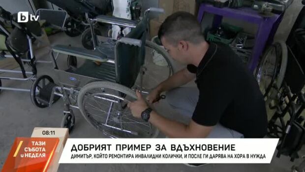 Снимка: Добрият пример! Димитър ремонтира инвалидни колички и ги дарява на хора в нужда