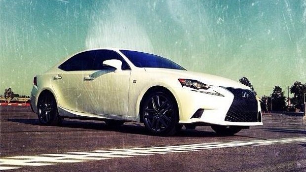 Снимка: Lexus IS на бърза скорост с Instagram