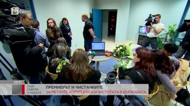 Снимка: Десетки чистачки чакаха Борисов на летището в знак на благодарност