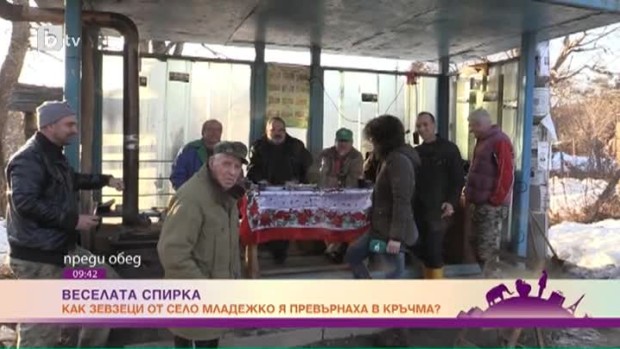 Снимка: Как една автобусна спирка в село Младежко се превърна в бар