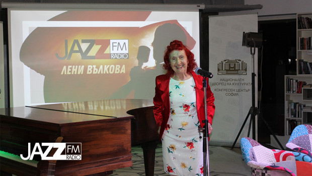 Снимка: The Jazz Legend Leni Valkova With an Album From Jazz FM and a Guinness Nomination