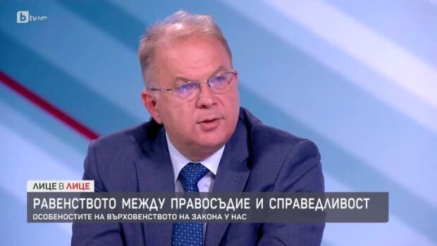Снимка: На крачка от редовна власт