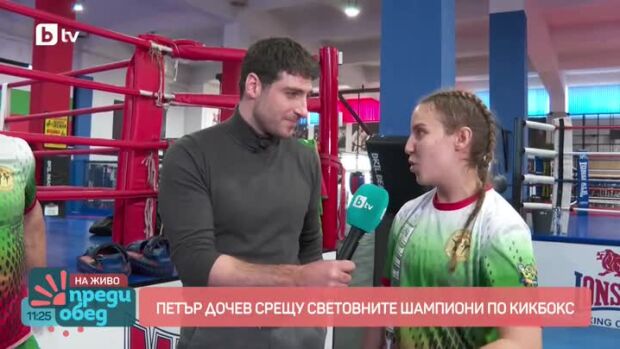 Снимка: Петър Дочев срещу световните шампиони по кикбокс