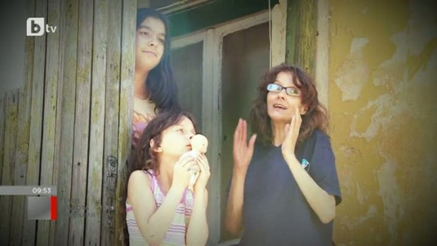 Снимка: Майка и две деца тънат в мизерия в полуразрушена къща