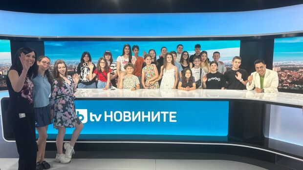 Снимка: Журналисти на bTV обучават ученици как да разпознават фалшиви новини и да създават...