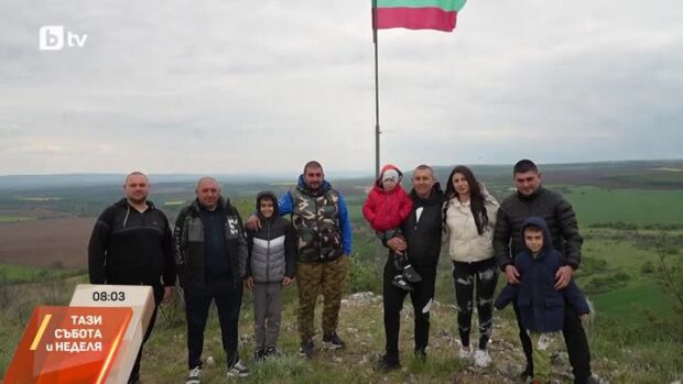 Снимка: Българският трикольор се развява над село Хотница