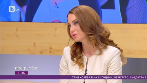 Снимка: Таня Колева на токчета в кухнята