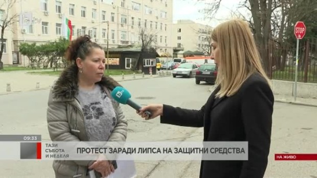 Снимка: Протест на медицинска сестра пред болницата в Сливен заради липсата на защитни средства...