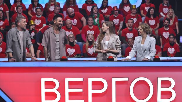 Снимка: Благой Георгиев, Нанси Карабойчева, Алисия и Вики Терзийска влизат в последна епична...