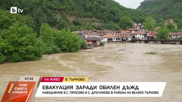 Снимка: Наводнени жилища и отнесени коли