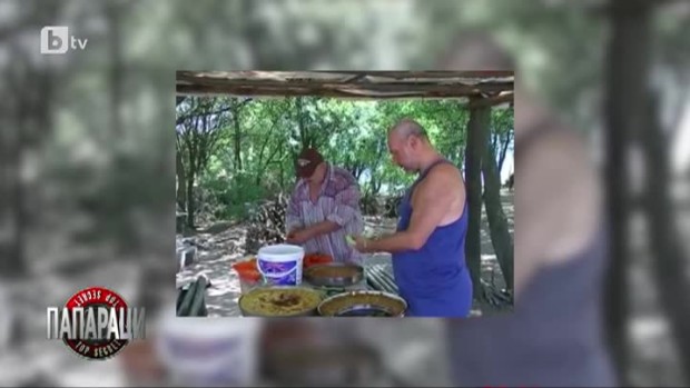 Снимка: Секунди за култура.бг: Археологът проф. Николай Овчаров бели краставица