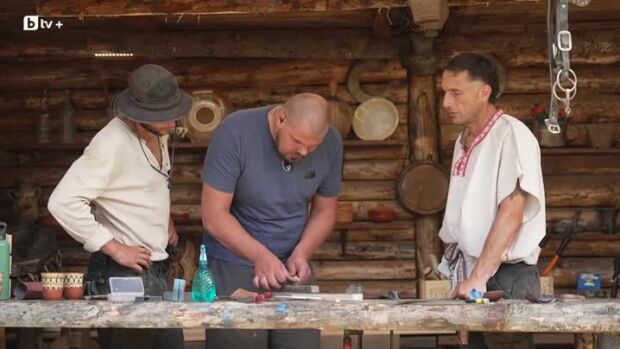 Снимка: Горан и Джулиан усвояват нов занаят - ножарство