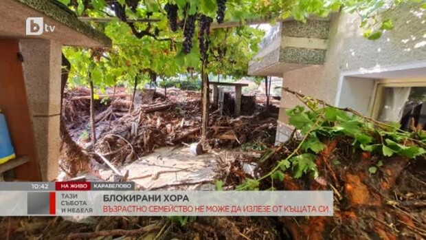 Снимка: Блокирани хора: Възрастно семейство не може да излезе от къщата си