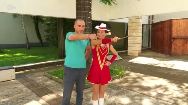 Снимка: Участниците в "Бягство към победата 2" влизат в ролята на мажоретки