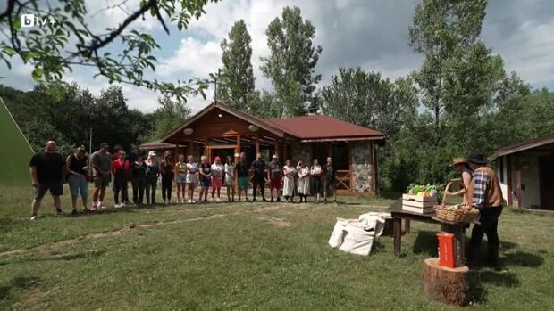 Снимка: Бети и Ники оценяват изпълнението на седмичните задачи