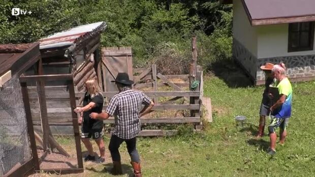 Снимка: Наставниците Бети и Ники оценяват седмичните задачи