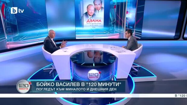 Снимка: Бойко Василев с книга за братя Мормареви
