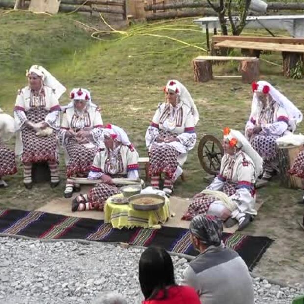 Фолклорна група от село Свирачи омагьоса сърцата на фермерите