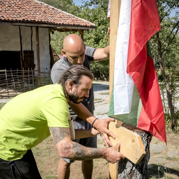 Ивайло Шопски издига българския флаг над фермата