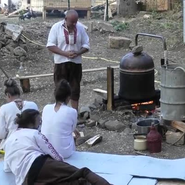 Венци и Сами варят домашна ракия