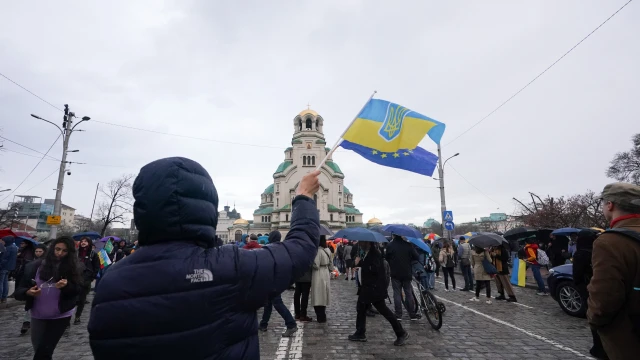 &#8220;Не сме неутрални&#8221; &#8211; стотици граждани се събраха в София в подкрепа на Украйна (видео)