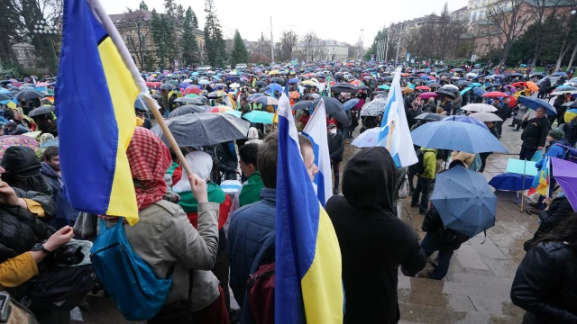 &#8220;Не сме неутрални&#8221; &#8211; стотици граждани се събраха в София в подкрепа на Украйна (видео)