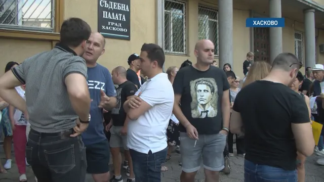 Протестът в Стара Загора: Залепиха макетно ножче на входа на Окръжната прокуратура
