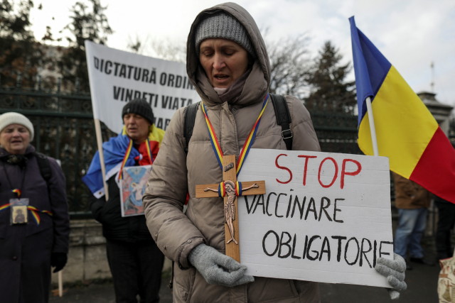 Щурмуваха румънския парламент в знак на недоволство срещу зеления сертификат (видео)