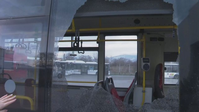 Отново нападнаха автобус на градския транспорт в Пловдив (видео)